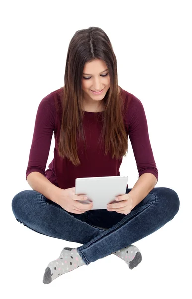 Bella ragazza guardando il suo tablet — Foto Stock