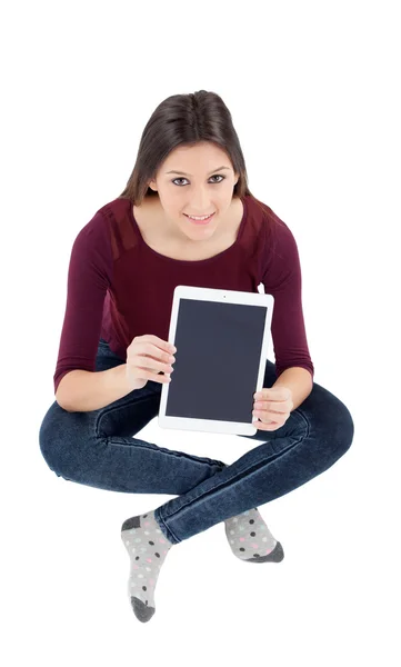 Chica bonita mostrando su tableta — Foto de Stock
