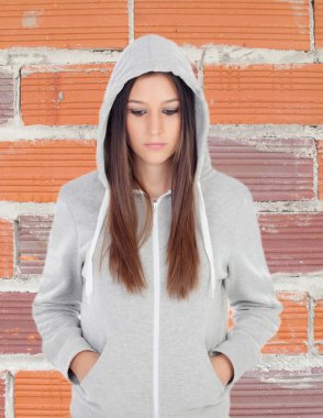 Gri sweatshirt üzgün genç kızla