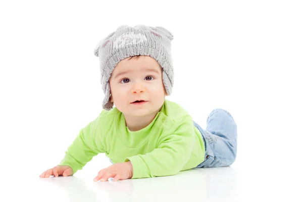 Bebê bonito com chapéu de lã deitado no chão — Fotografia de Stock