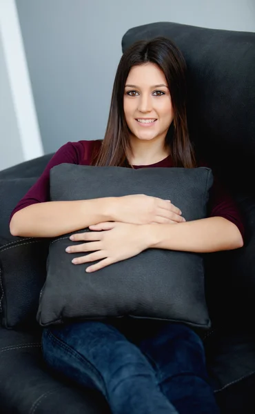 Fiatal nő pihentető otthon a kanapén — Stock Fotó