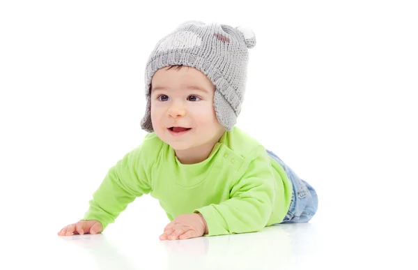 Bebê bonito com chapéu de lã deitado no chão — Fotografia de Stock