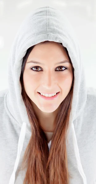 Щаслива з капюшоном дівчина з сірим светром — стокове фото