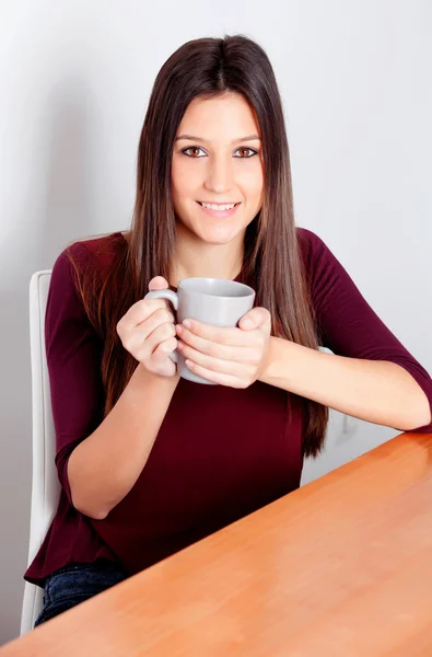 Junge Frau entspannt sich zu Hause — Stockfoto