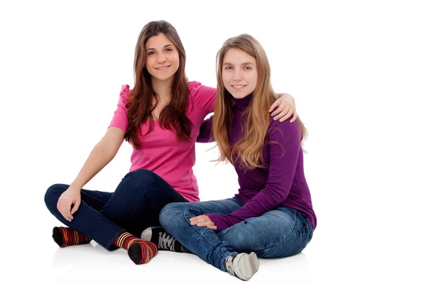 Dos hermanas diferentes sentadas en el suelo — Foto de Stock