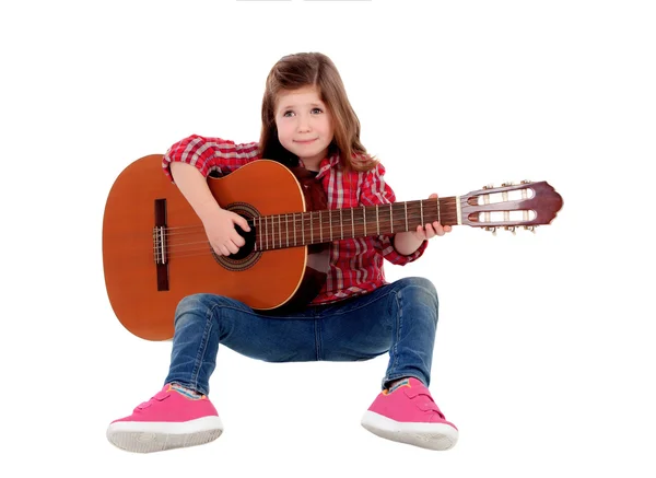 Чарівна маленька дівчинка грає на гітарі — стокове фото