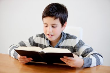 Bir kitap okuma on üç genç çocuk konsantre