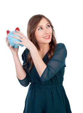 Mavi bir para kutusuyla gülümseyen genç kız