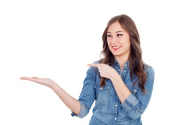 Bir şey gösteren kadın