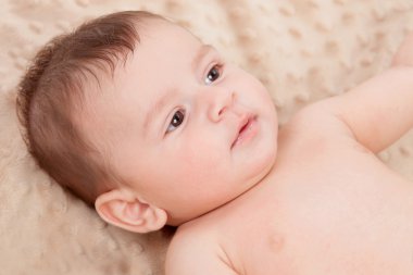 Kahverengi bir paket üzerinde şirin bebek