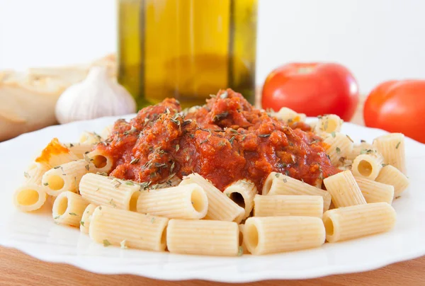 Delicioso plato de macarrones con tomate — Foto de Stock