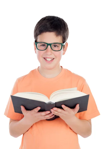 Lächelnder Teenager mit dreizehn beim Lesen eines Buches — Stockfoto