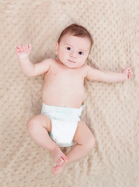 Милый ребенок на коричневом одеяле — стоковое фото
