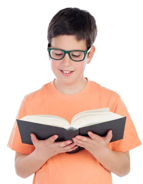 Sorrindo adolescente menino de treze lendo um livro — Fotografia de Stock