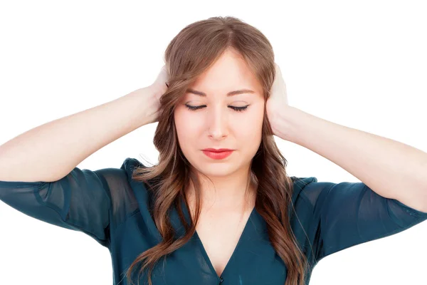 Triste jovem mulher cobrindo seus ouvidos — Fotografia de Stock