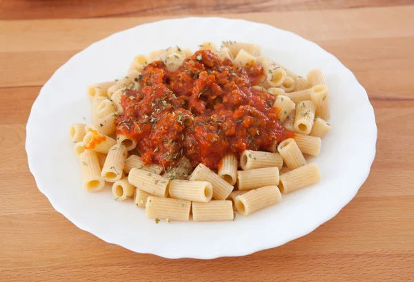 Heerlijke plaat van macaroni met tomaat — Stockfoto