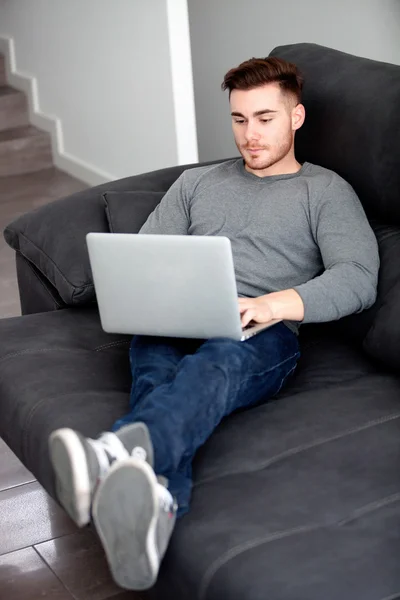 Com o laptop em casa — Fotografia de Stock