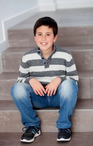 Preteen jongen zittend op de trap — Stockfoto