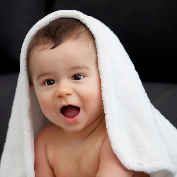 Schattige baby bedekt met een handdoek — Stockfoto