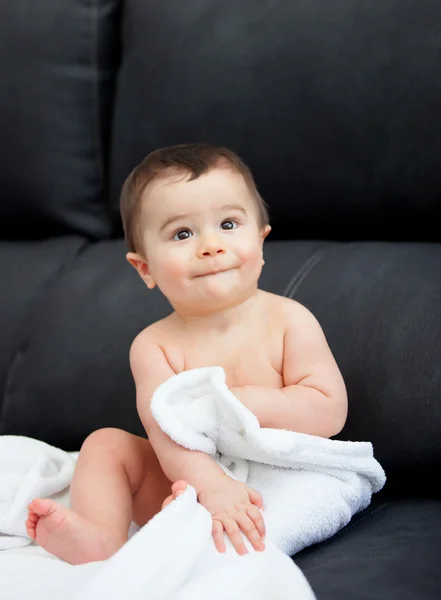 Adorável bebê com uma toalha — Fotografia de Stock
