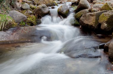 güzel bir dağ şelale