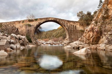 Çok güzel bir köprü ile açık bir nehir