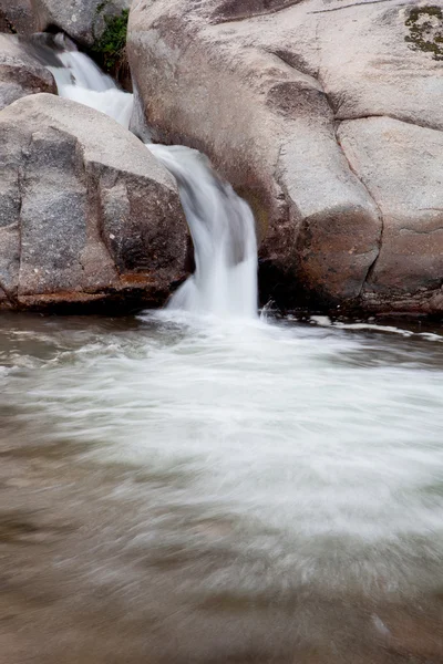 Belle cascade dans une montagne — Photo