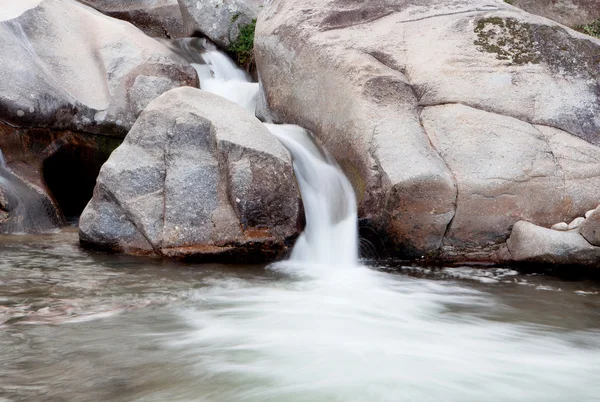 Bella cascata in montagna — Foto Stock