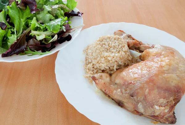 Ψητό κοτόπουλο με ρύζι και σαλάτα. — Φωτογραφία Αρχείου