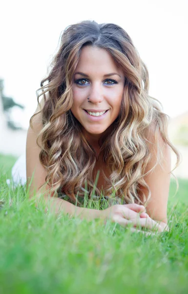 Cool pretty girl lying on the grass — Stock Photo, Image