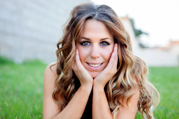 Cool pretty girl lying on the grass — Stock Photo, Image