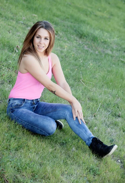 Super ładna kobieta siedzi na trawie — Zdjęcie stockowe