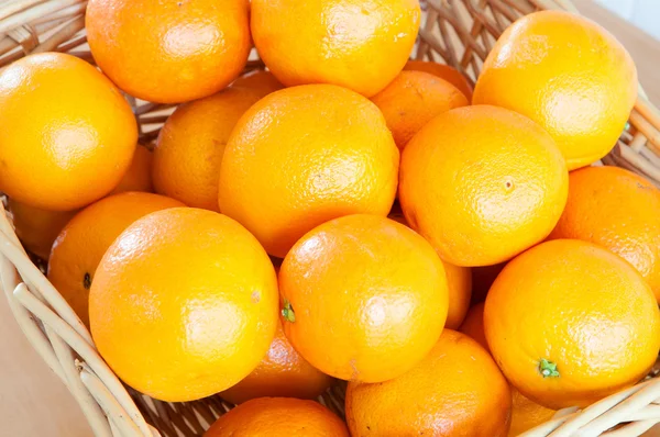 Cesta com laranjas — Fotografia de Stock