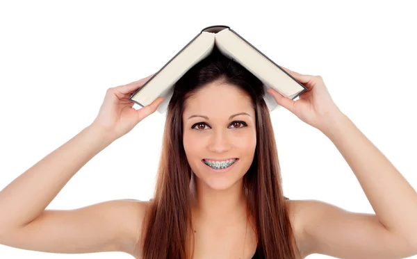 Vrouw met boek over het hoofd — Stockfoto