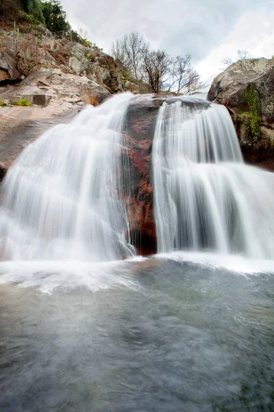Piękny wodospad w góry — Zdjęcie stockowe