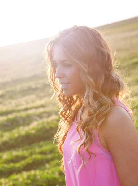 Hermosa joven caminando por el campo — Foto de Stock