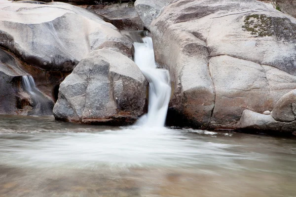 Hermosa cascada en una montaña — Foto de Stock