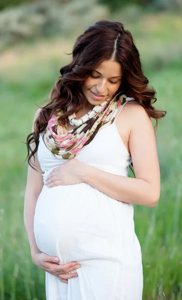 Relaxado grávida esperando seu bebê — Fotografia de Stock