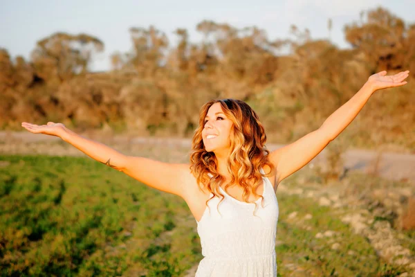 Relaxed young woman walking in the countryside — Stock Photo, Image