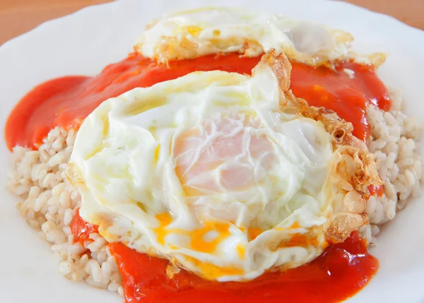 Smažená vejce s rýží převařené a rajčaty — Stock fotografie