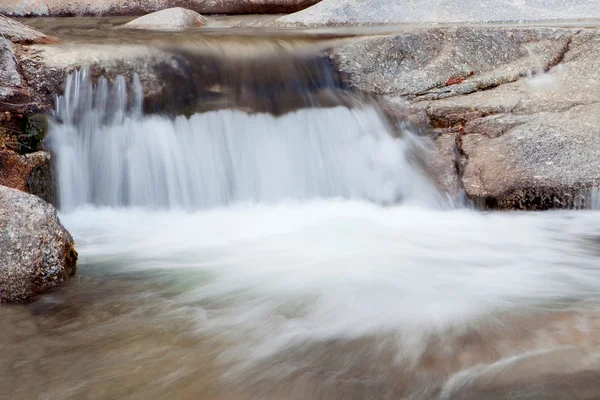 Bella cascata in montagna — Foto Stock