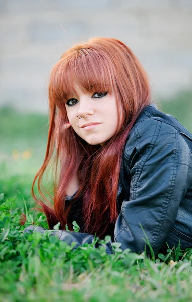 Chica adolescente rebelde con el pelo rojo —  Fotos de Stock