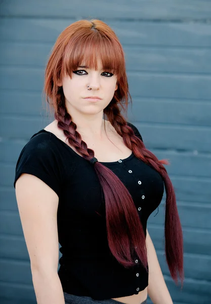 Chica adolescente rebelde con el pelo rojo — Foto de Stock