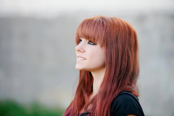 Opstandige tiener meisje met rode haren — Stockfoto