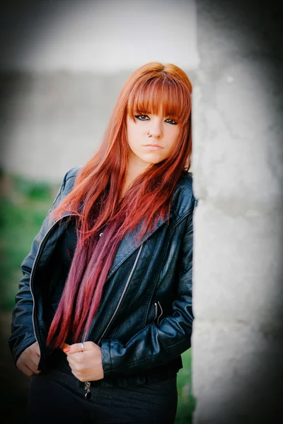 Επαναστατικός έφηβος κορίτσι με τα κόκκινα μαλλιά — Φωτογραφία Αρχείου