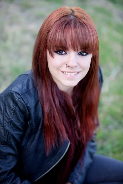 Επαναστατικός έφηβος κορίτσι με τα κόκκινα μαλλιά — Φωτογραφία Αρχείου