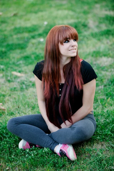 Мятежная девочка-подросток с рыжими волосами — стоковое фото