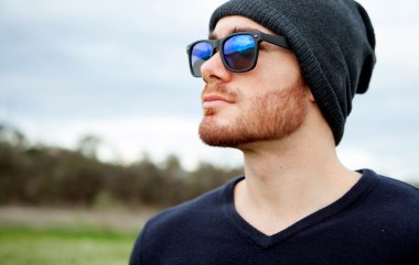 Serin yakışıklı genç güneş gözlüğü ile