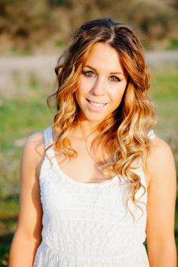 Güzel bir gülümseme ile çok güzel kadın