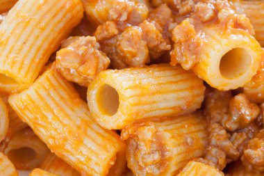 Lezzetli tabak makarna domates ile servis